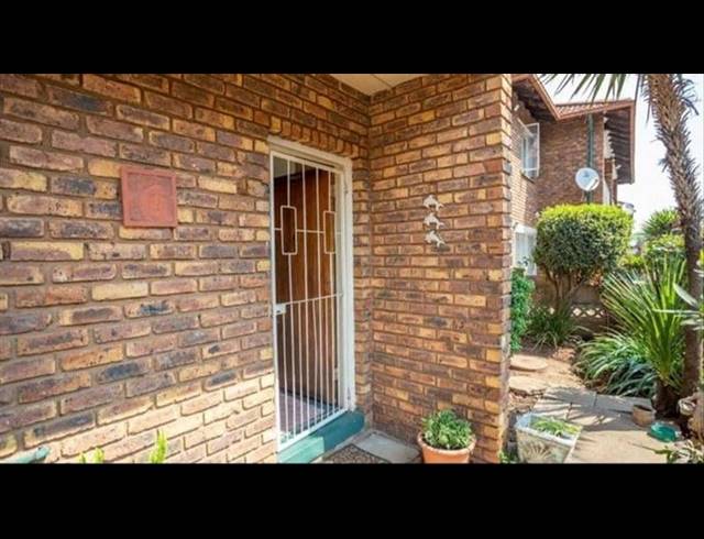 3 BEDROOM TOWNHOUSE FOR SALE IN WITFIELD